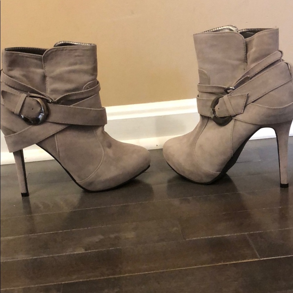 Wet Seal side buckle heel sz 7 tan